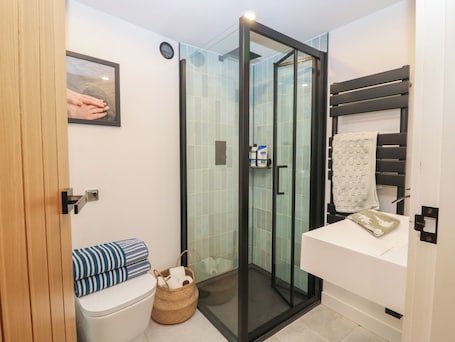 Shower. 2 East Port