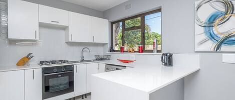 Lägenhet Comfort - utsikt mot innergården | Eget kök | Grytor/köksredskap