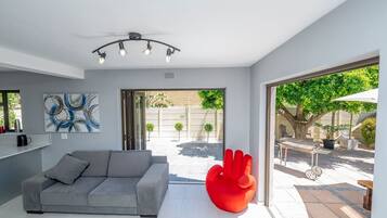 Comfort Apartment, Courtyard View | Living area