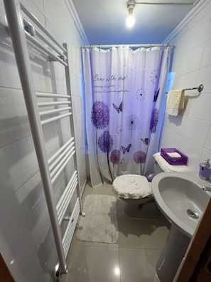 Perhemökki, patio, näköala puutarhaan | Kylpyhuone