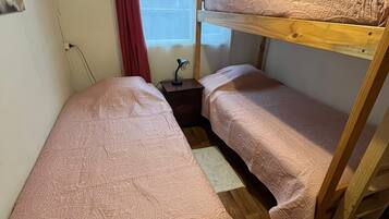 Cabaña familiar, patio, vista al jardín | Espacio para trabajar con laptop y tabla de planchar con plancha