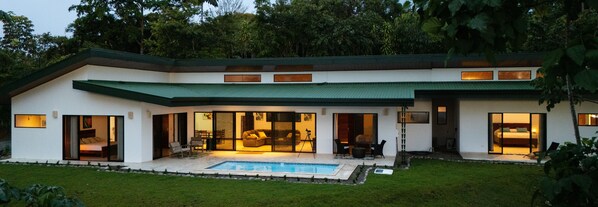 المنشأة من الخارج