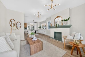 Smart TV, fireplace - Centrally Located 3BR 3BA in St. Pete with large fully fenced outdoor space (St. Petersburg)