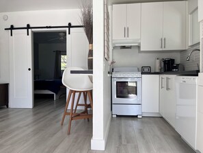 ثلاجة، ميكروويف، فرن، موقد طهي مسطح