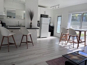 ثلاجة، ميكروويف، فرن، موقد طهي مسطح