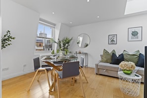 Interior - Elegant 2-Bed, 2-Bath Flat near Soho, Oxford Circus & Marylebone (London)