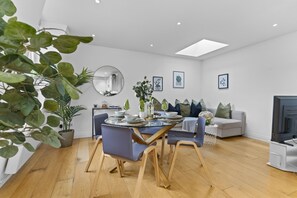 Dining - Elegant 2-Bed, 2-Bath Flat near Soho, Oxford Circus & Marylebone (London)