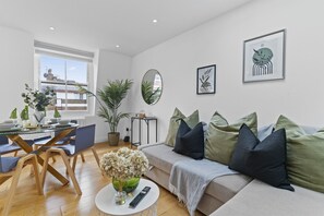 Living area - Elegant 2-Bed, 2-Bath Flat near Soho, Oxford Circus & Marylebone (London)