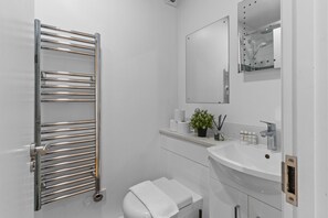 淋浴设施、吹风机、毛巾、肥皂