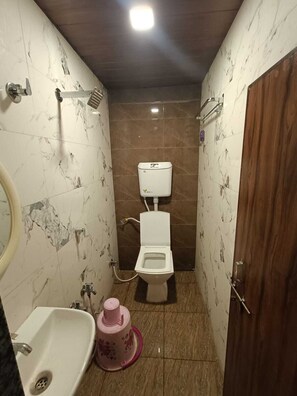Deluxe Room | Bathroom | Shower, free toiletries, soap, shampoo
