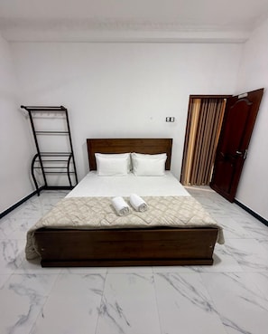 3 habitaciones, tabla de planchar con plancha, wifi y ropa de cama