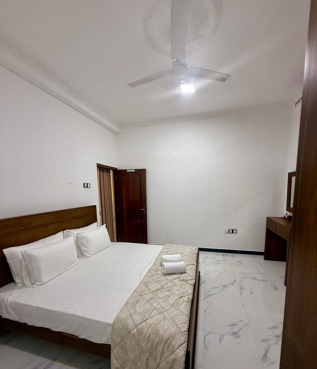 3 slaapkamers, een strijkplank/strijkijzer, wifi, beddengoed