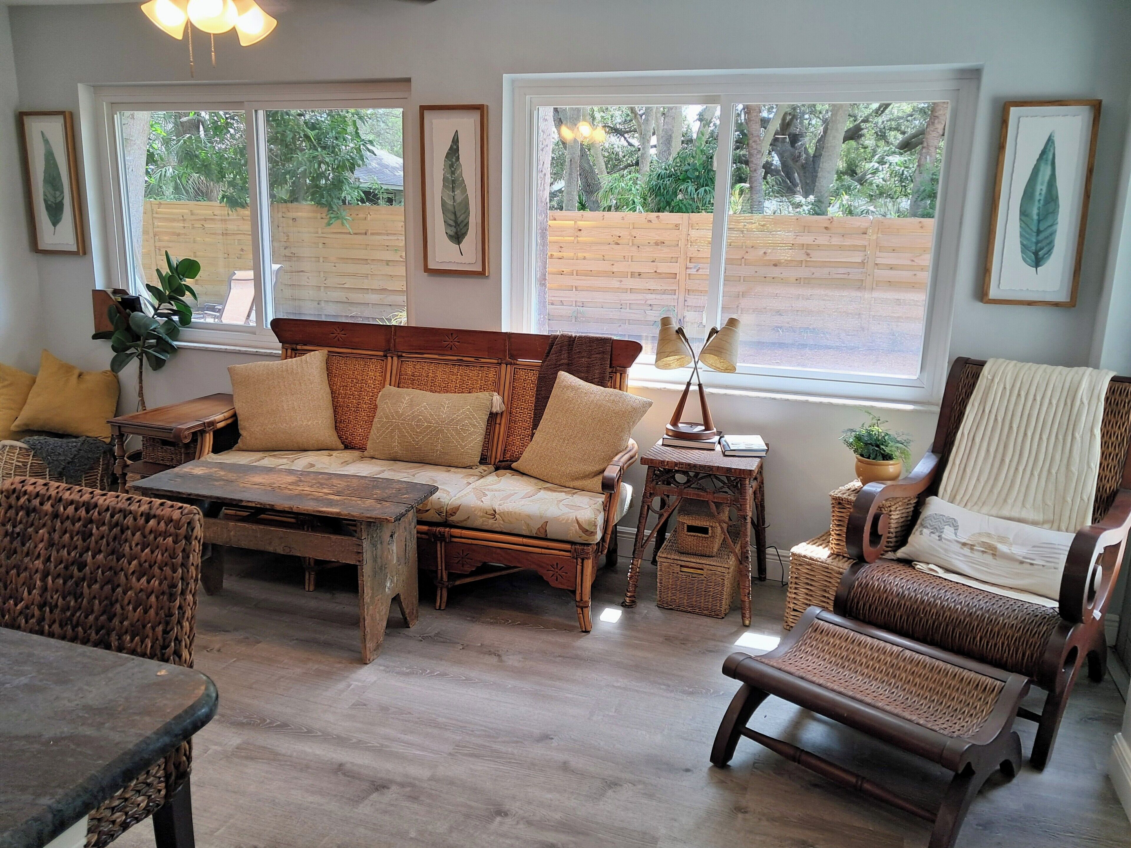 Een smart-tv, een dvd-speler, boeken en een filmbibliotheek