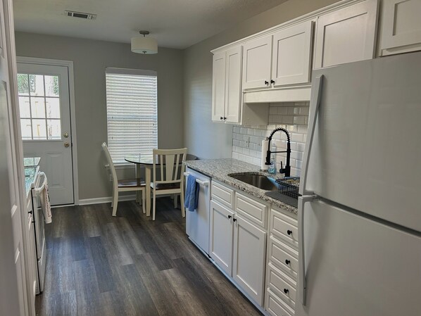 Fridge, microwave, oven, stovetop - Masters 3-bedroom townhome rental 1.5 miles from Augusta National Main Gate (Augusta)