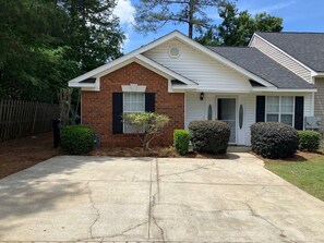 Exterior - Masters 3-bedroom townhome rental 1.5 miles from Augusta National Main Gate (Augusta)
