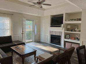 Smart TV, fireplace - Masters 3-bedroom townhome rental 1.5 miles from Augusta National Main Gate (Augusta)
