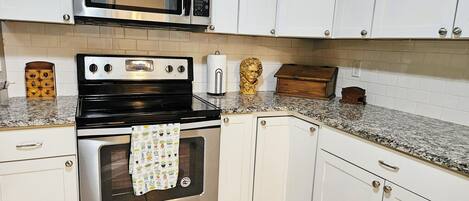 Een magnetron, een oven, een kookplaat, een vaatwasser