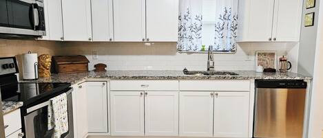 Micro-ondes, four, plaque de cuisson, lave-vaisselle