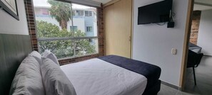 Apartamento, vista para a cidade | Cofres nos quartos, ferros/tábuas de passar roupa, Wi-Fi de cortesia