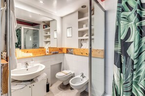 Shower, free toiletries, hair dryer, towels