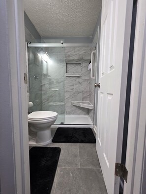 淋浴設備、風筒、提供毛巾、番梘