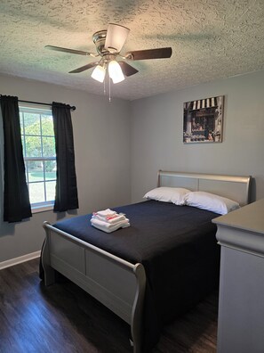 3 間睡房、熨斗/熨衫板、上網、床單