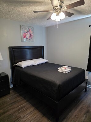 3 bedrooms, iron/ironing board, Internet, bed sheets