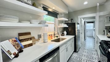 Een koelkast, een magnetron, een oven, een kookplaat