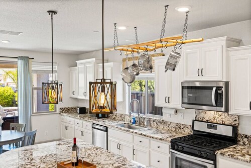 The Fiddyment Roost – Farmhouse w/ Hot Tub & Firepit