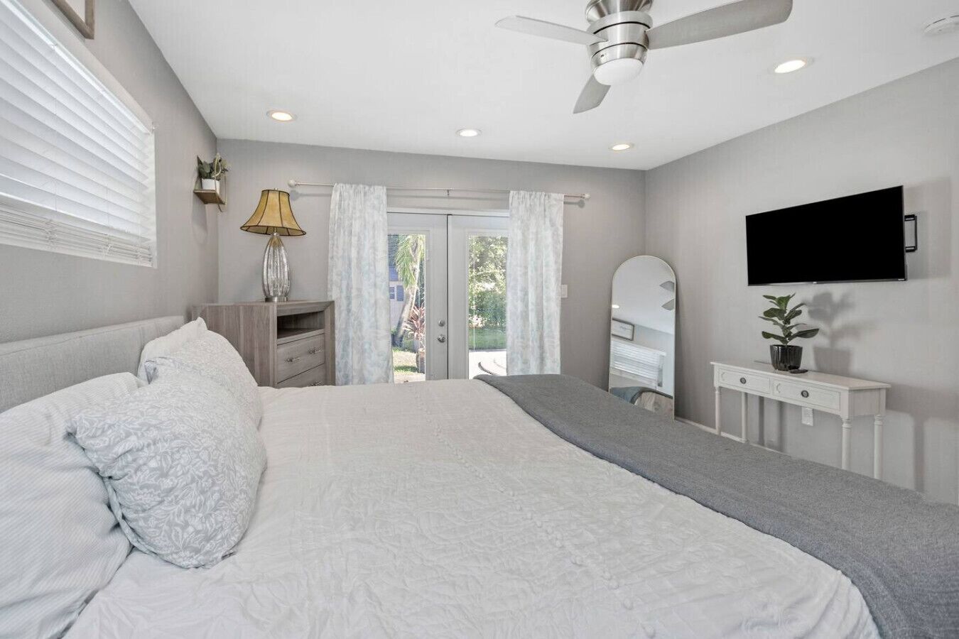 4 bedrooms, desk, WiFi, bed sheets