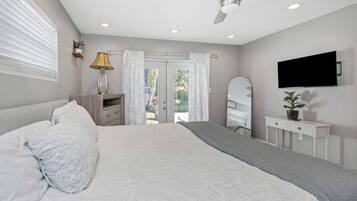 4 bedrooms, desk, WiFi, bed sheets