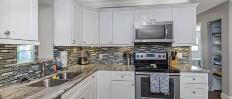 Een koelkast, een microgolfoven, een oven, een kookplaat