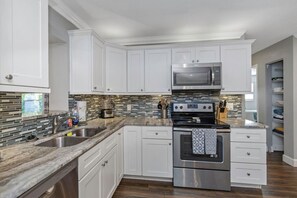 Kylskåp, mikrovågsugn, ugn och spishäll