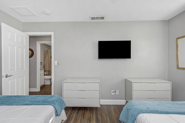 4 bedrooms, desk, WiFi, bed sheets