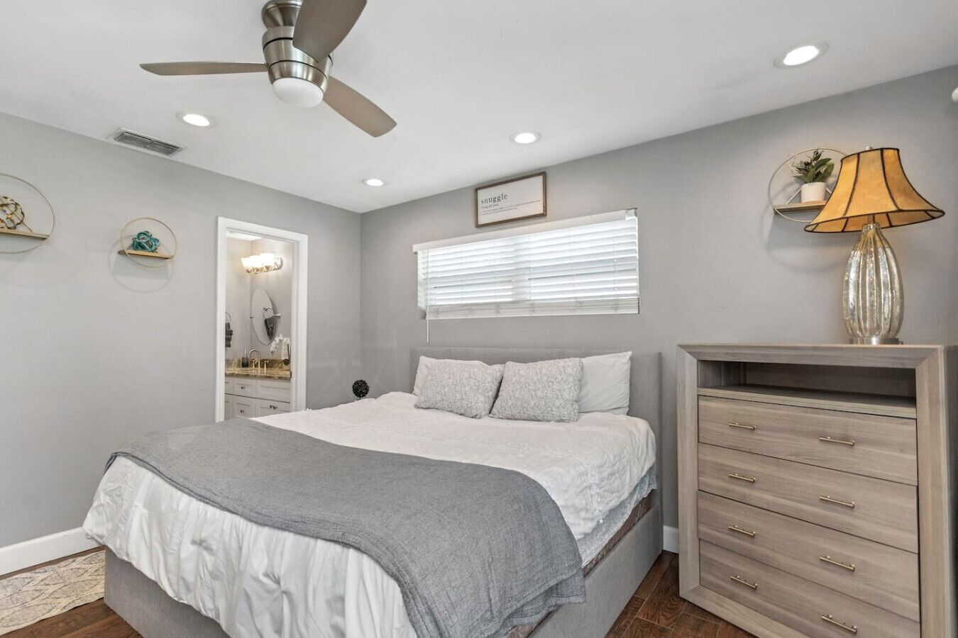 4 habitaciones, escritorio, wifi y ropa de cama 