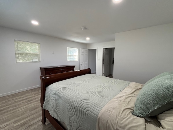 1 bedroom, bed sheets