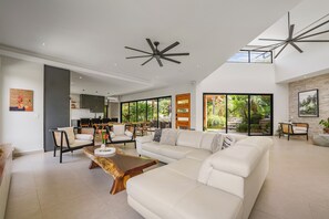 Televisión y chimenea 