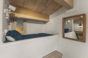 4 bedrooms, WiFi, bed sheets