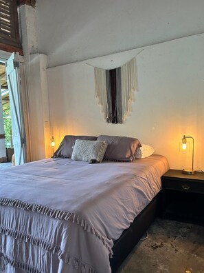 4 soverom, skrivebord, wi-fi (inkludert) og sengetøy