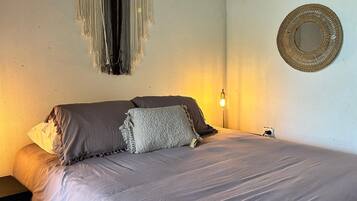 4 bedrooms, desk, free WiFi, bed sheets