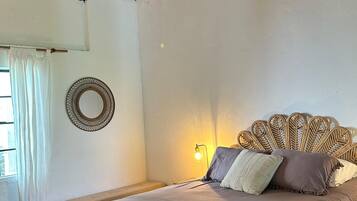 4 bedrooms, desk, free WiFi, bed sheets