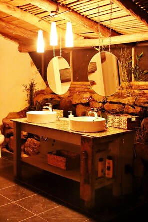 Haartrockner, Handtücher, Seife, Toilettenpapier