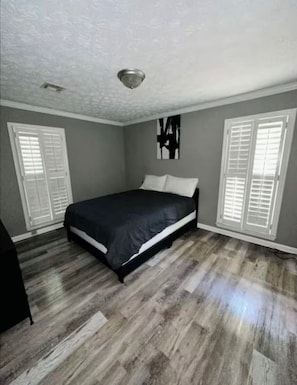 4 bedrooms, iron/ironing board, WiFi, bed sheets