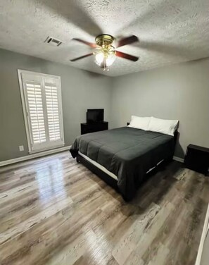 4 bedrooms, iron/ironing board, WiFi, bed sheets