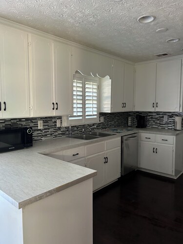 Lovely 4-bedroom home with Fsst WiFi and AC in Montgomery