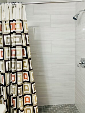 Een douche, een haardroger, handdoeken, zeep