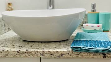 Regadera, secadora de cabello, toallas, jabón