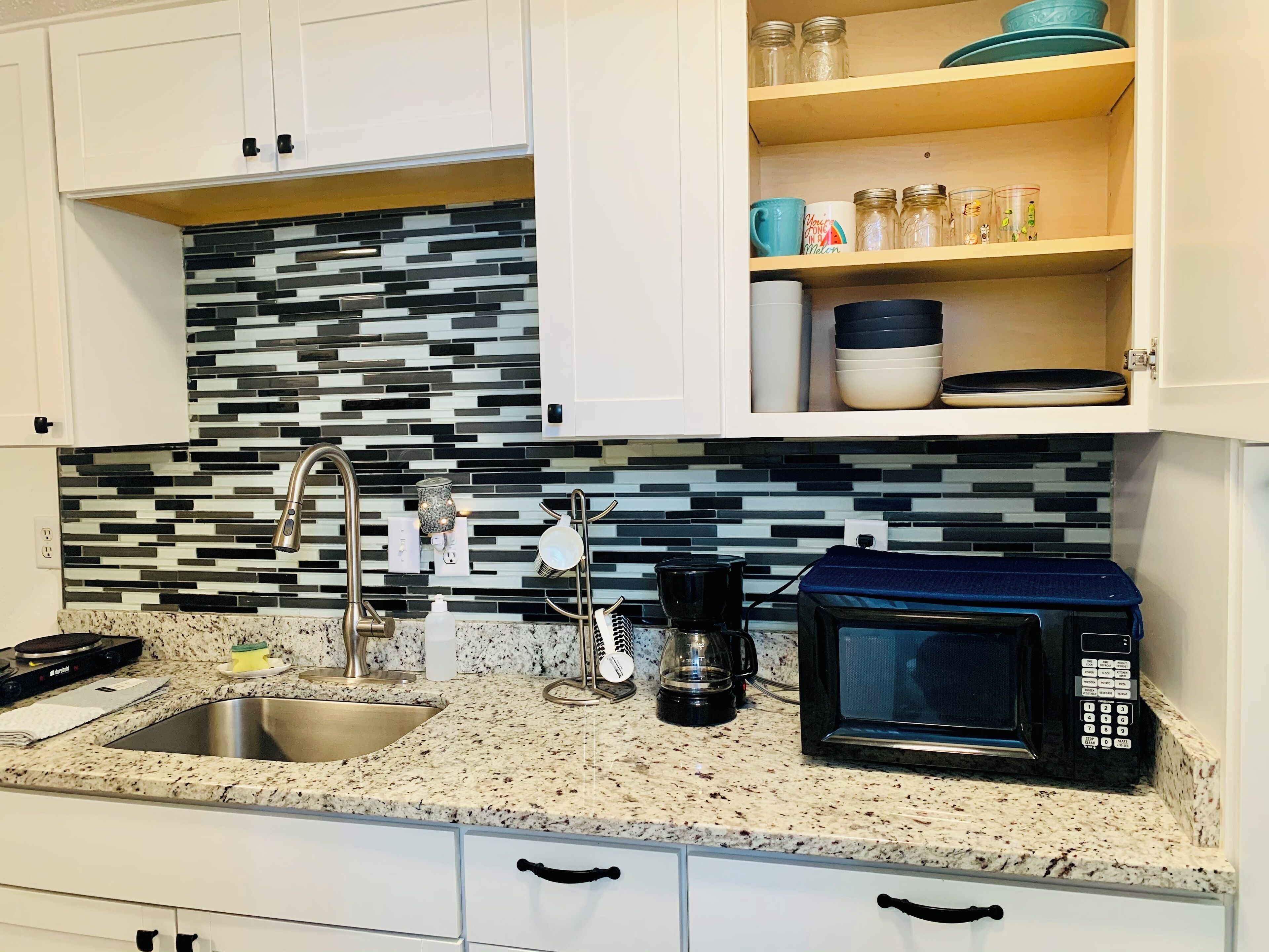 Een microgolfoven, een kookplaat