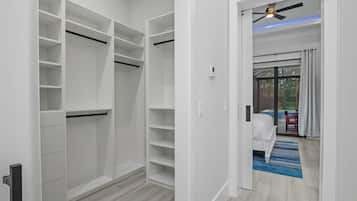 5 bedrooms, iron/ironing board, WiFi, bed sheets