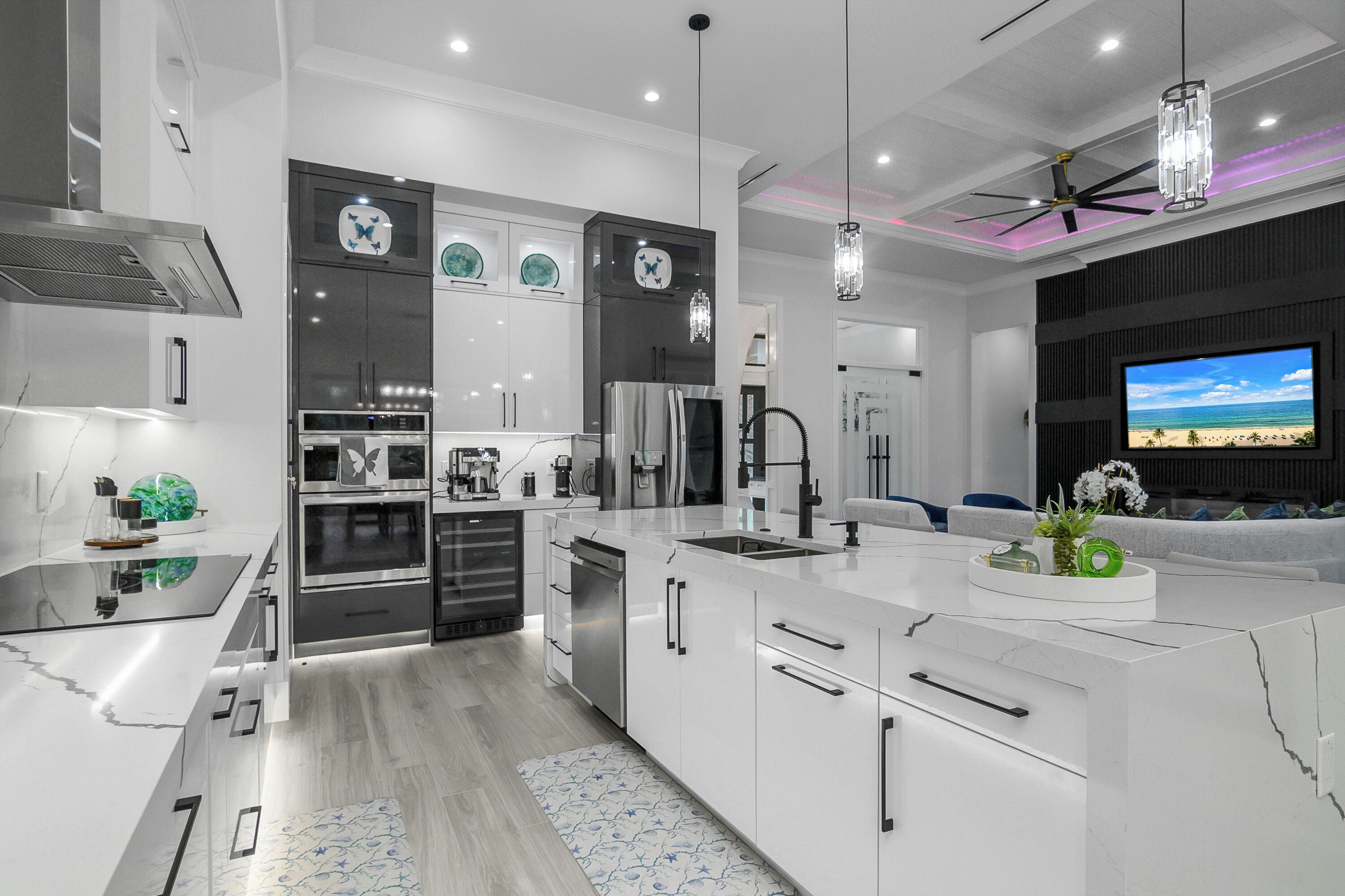 Jääkaappi, mikroaaltouuni, uuni, liesi